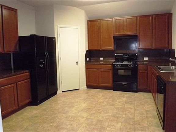 4th image of 106 N Golden Oak Dr
