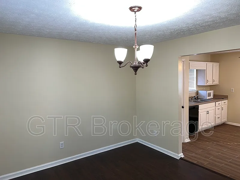 3 bed, 2.5 bath, 1920 sqft, $1,950 — Photo 3