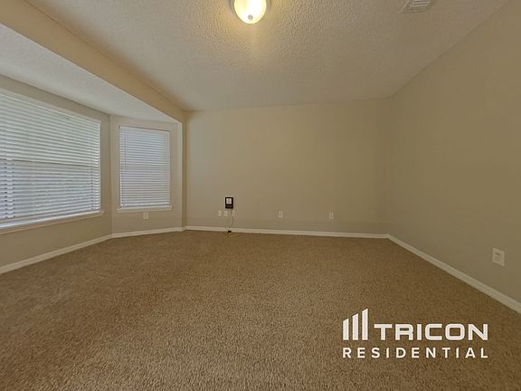 3rd image of 593 Remington Oak Dr