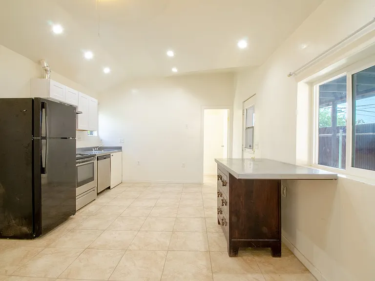 1935 N Park Ave — Photo 10