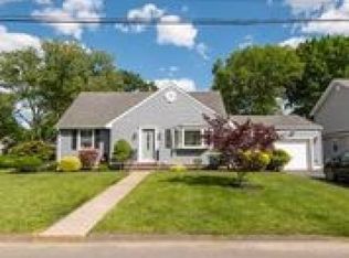 1 Red Oak Ln, Kenilworth, NJ 07033