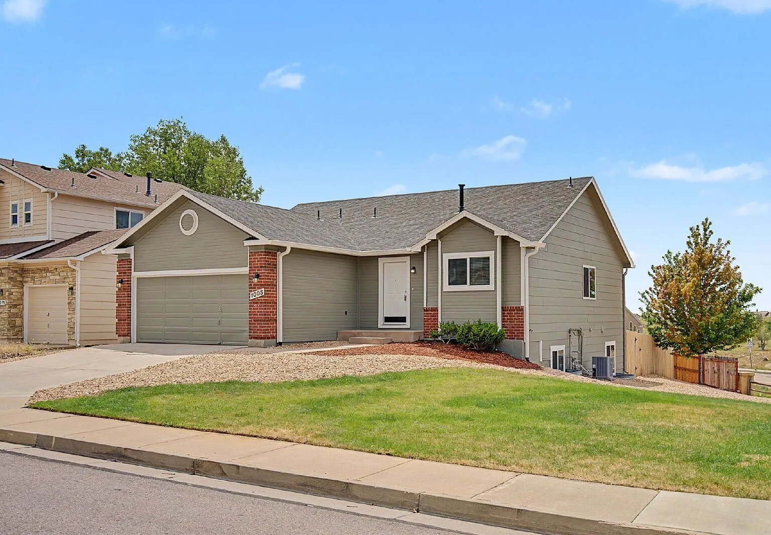5 bed, 3.0 bath, 2604 sqft, $2,595 — Photo 3