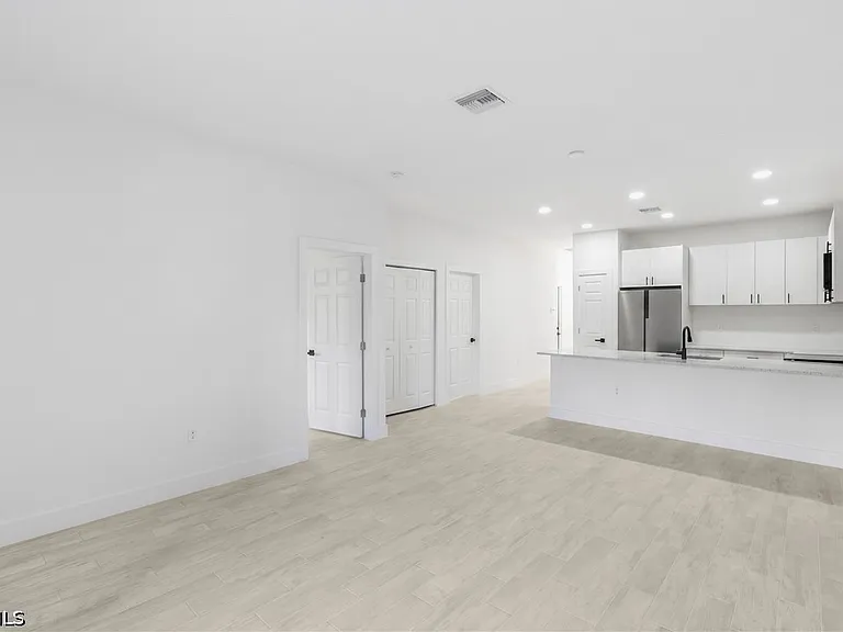 2220 Kenneth Ave S — Photo 6