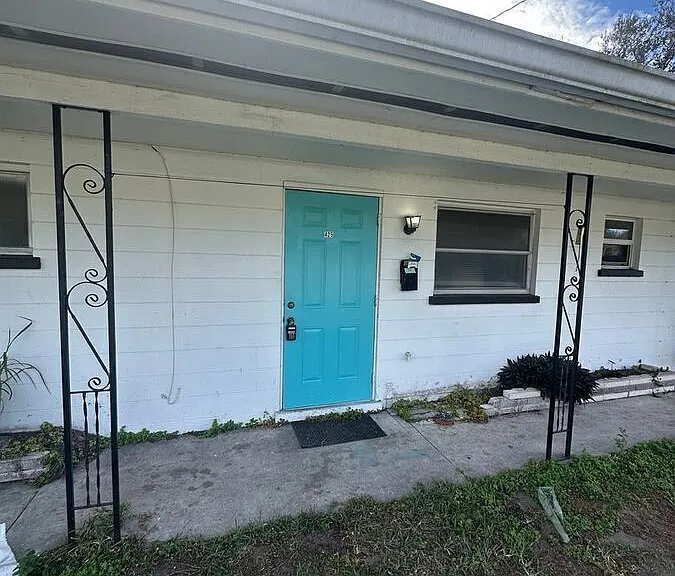 425 Burbank Ave — Photo 2
