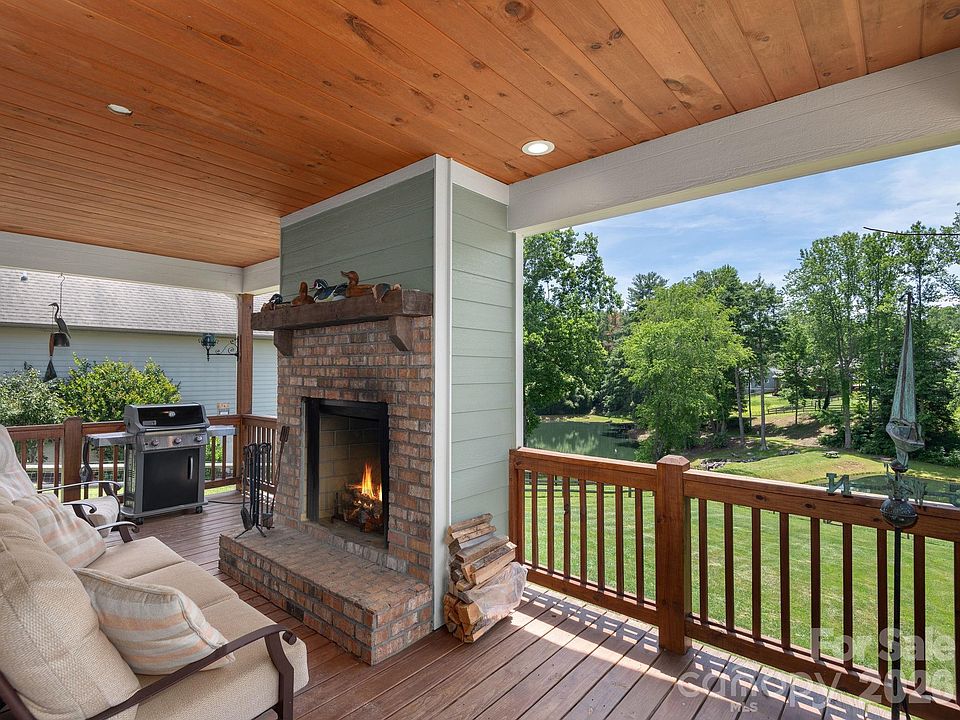1st image of 4 Farm Pond Ln