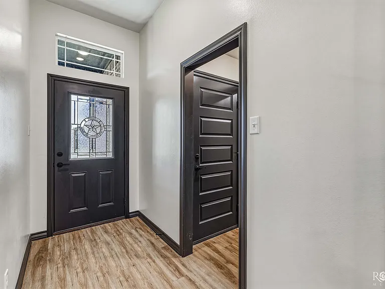 1913 Lamplighter Ln — Photo 8
