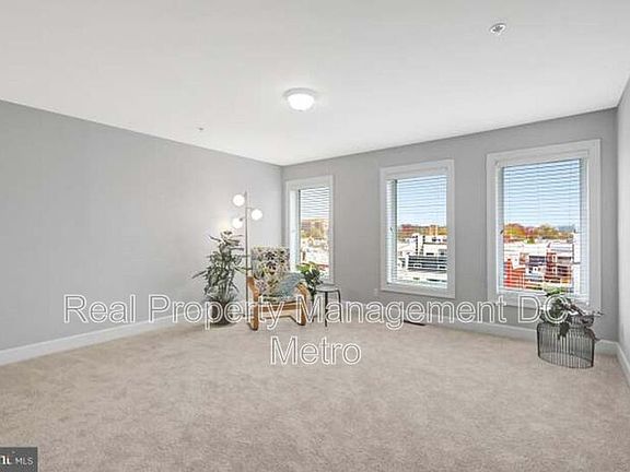 5th image of 927 12th St NE