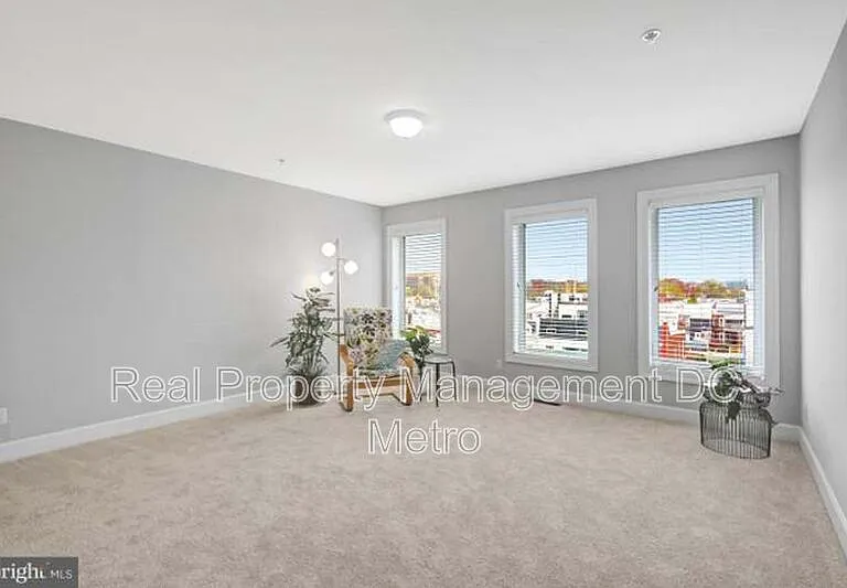 927 12th St NE — Photo 5