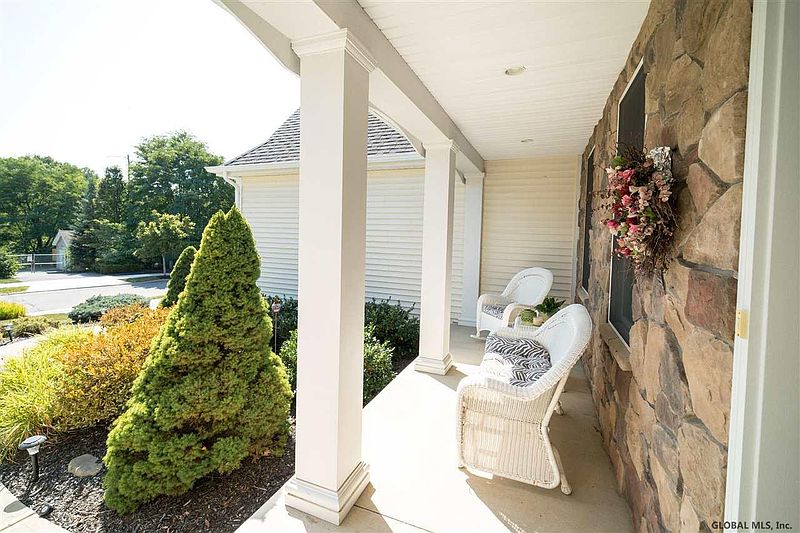 3rd image of 4 SUMMERFIELD Circle
