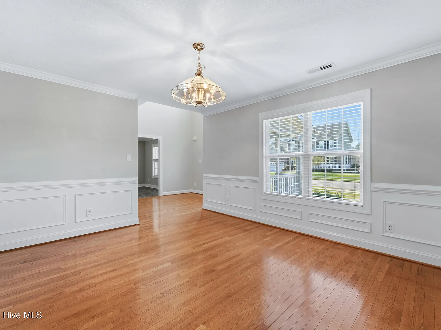 5 bed, 2.5 bath, 2594 sqft, $2,495 — Photo 4