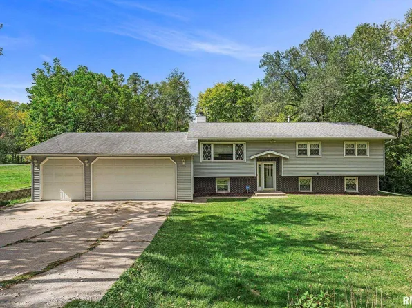 2216 E 7th St, Coal Valley, IL 61240