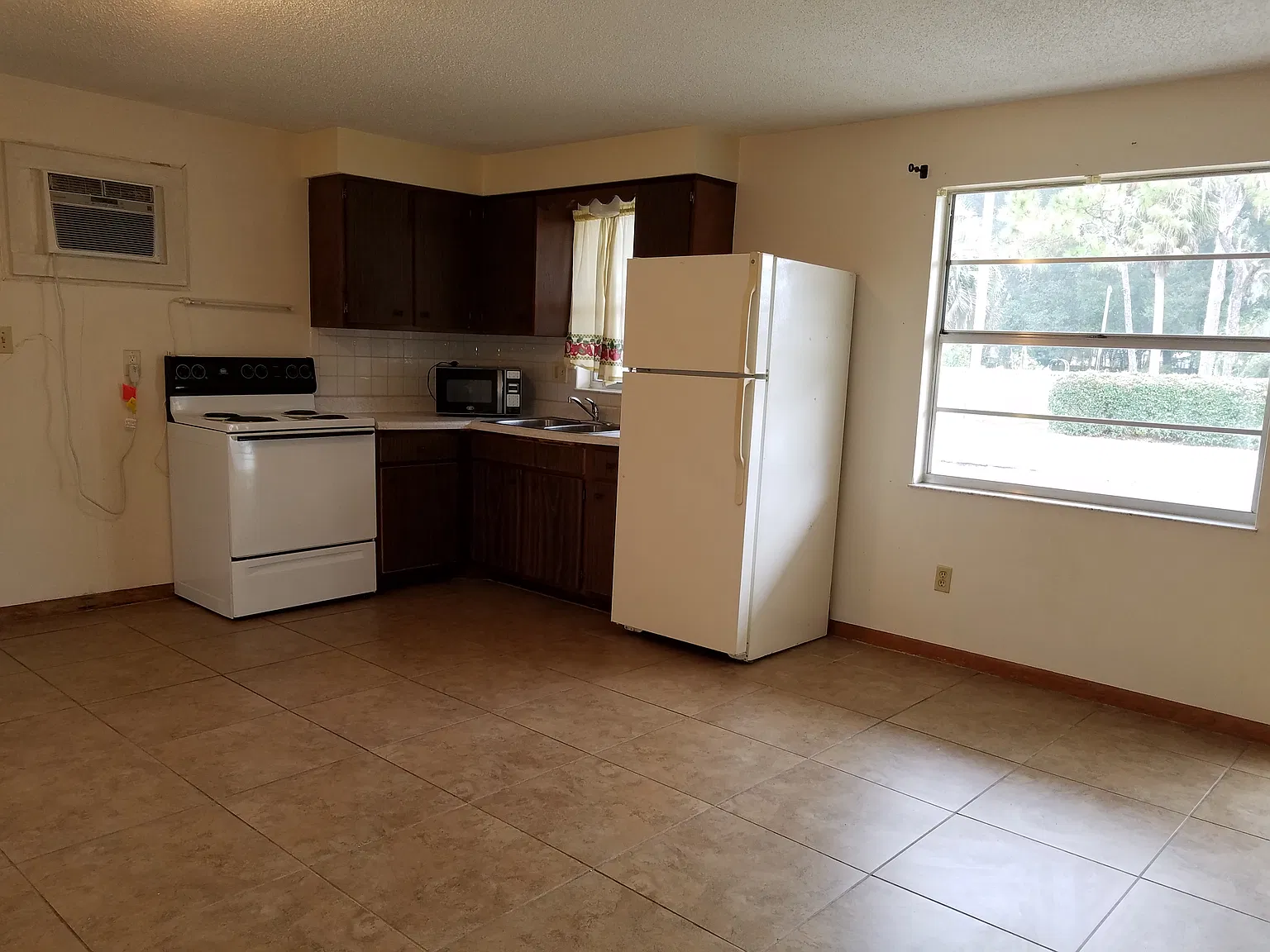 1 Bedroom 1 Bath Duplex — Photo 3