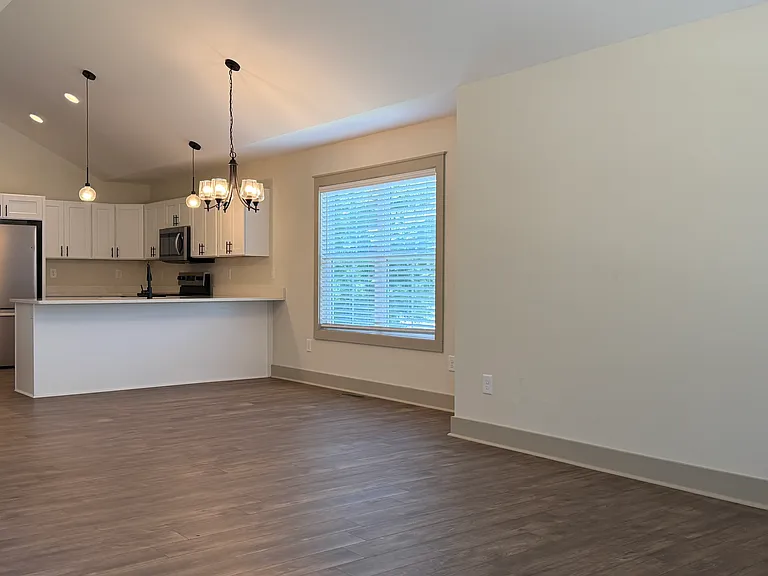611 S Walnut St — Photo 3