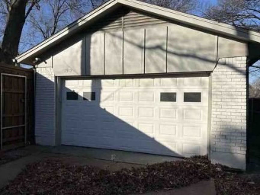 2nd image of 1912 Greenbriar Ct