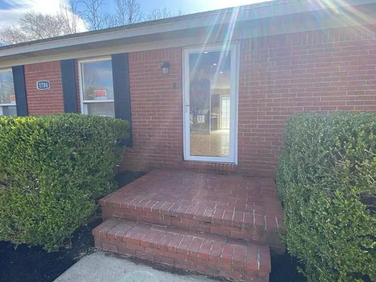 1704 Oak Hill Dr — Photo 2