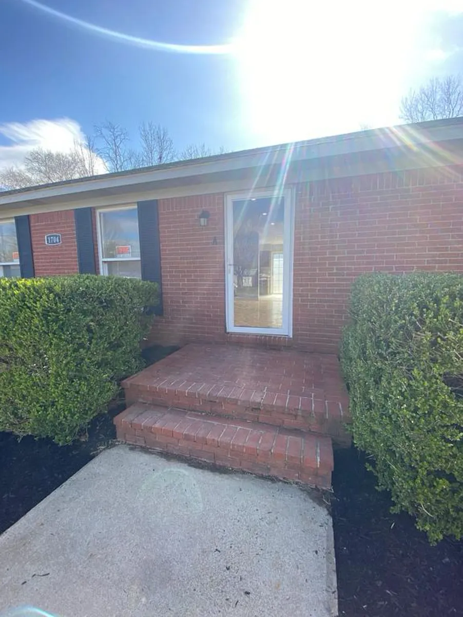 Building Photo - 1704 Oak Hill Dr