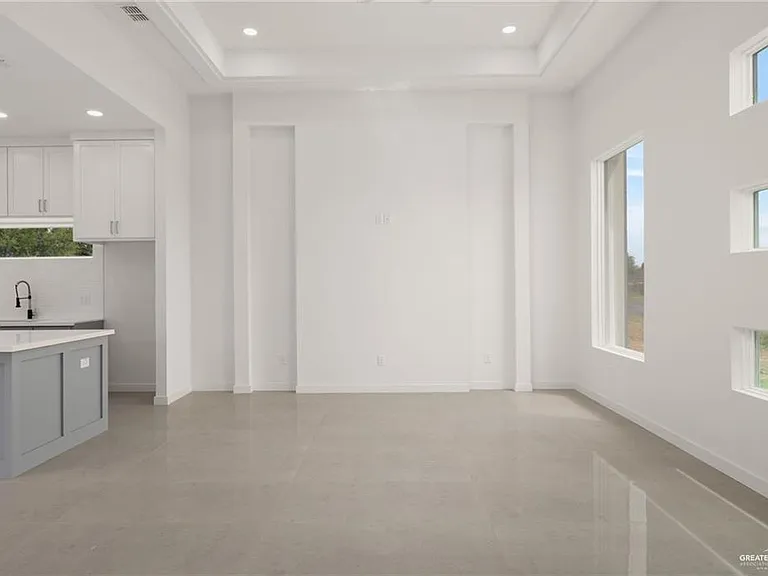 614 Sonny Dr — Photo 2