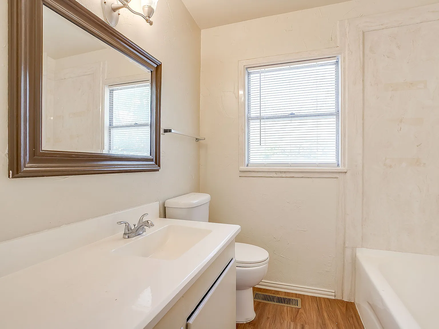 3 bed, 1.5 bath, 1174 sqft, $1,600 — Photo 1