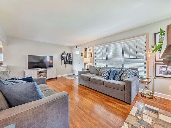 5th image of 1090 Thornwood Dr