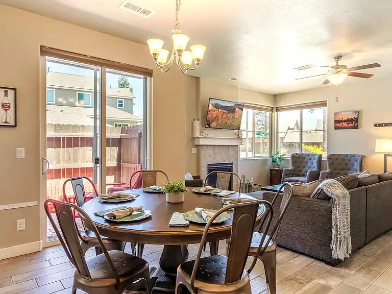 2556 W Clement Cir — Photo 5