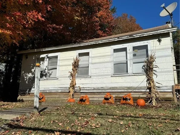 36 Elm St, Tully, NY 13159