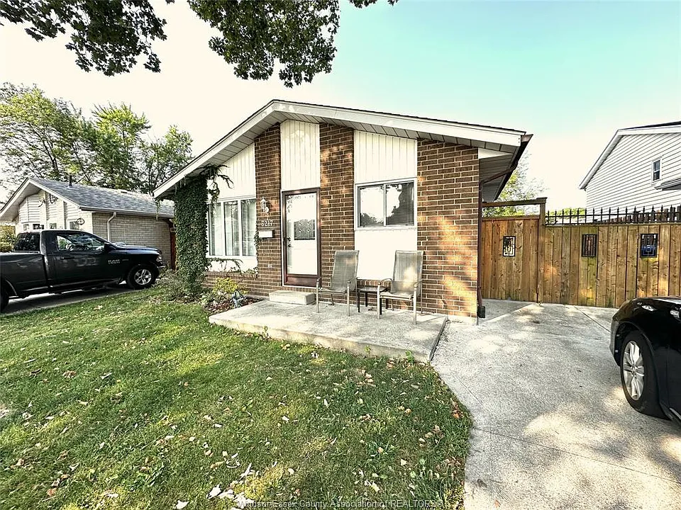 3217 Aurora Dr