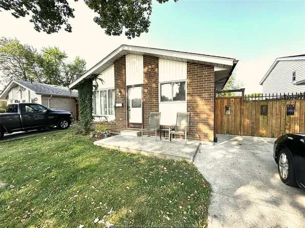 3217 Aurora Dr, Windsor, ON N8R 1Y9