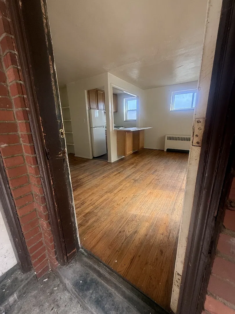 Two Bedroom Whitehall Apartment — Photo 2