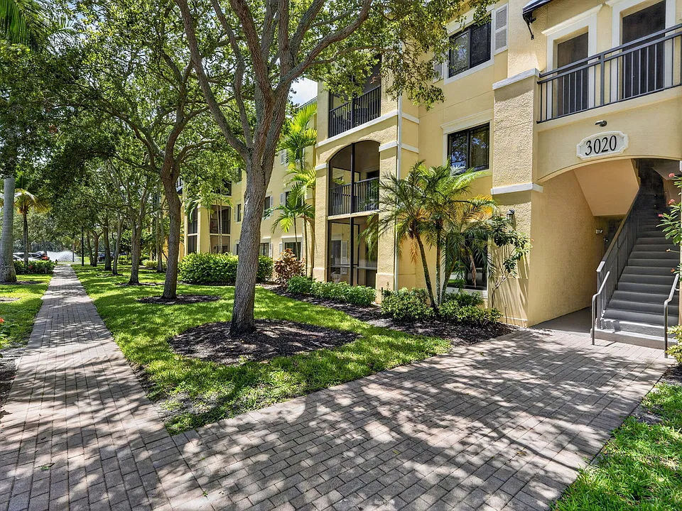 3020 Alcazar Pl