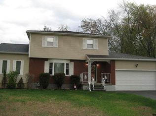 9 Moon Dr, Albany, NY 12205
