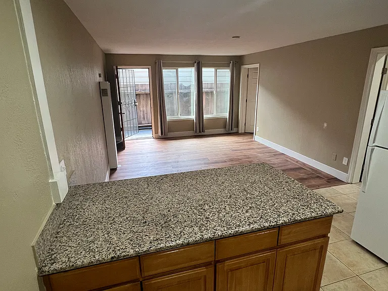 1253 Jefferson Ave #4 — Photo 8