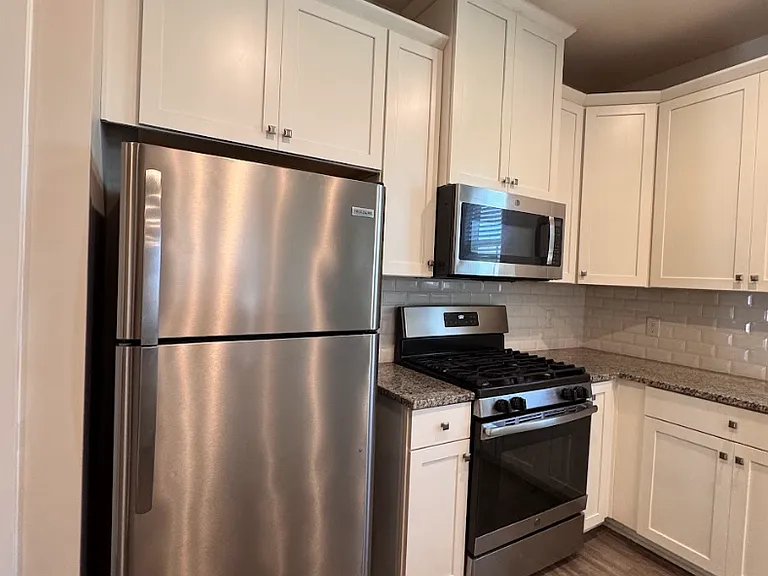 123 Roundtree Dr — Photo 2