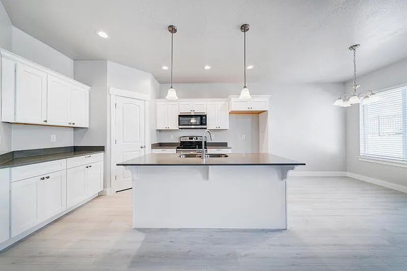 4 bed, 3.5 bath, 2350 sqft, $500 — Photo 3