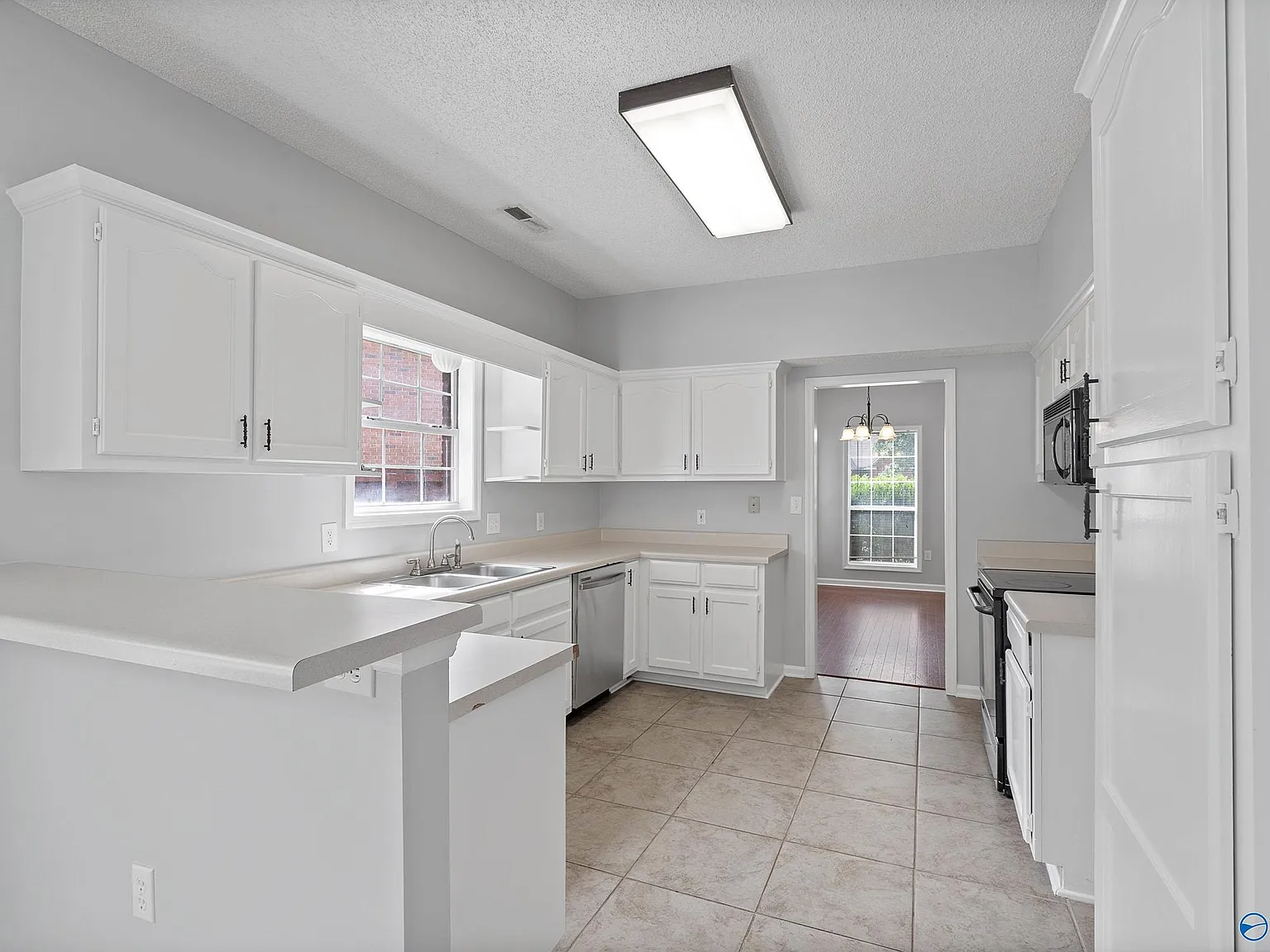 4 bed, 2.5 bath, 2675 sqft, $2,200 — Photo 3