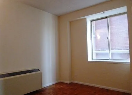 Rented by Siderow Residential Group | media 12