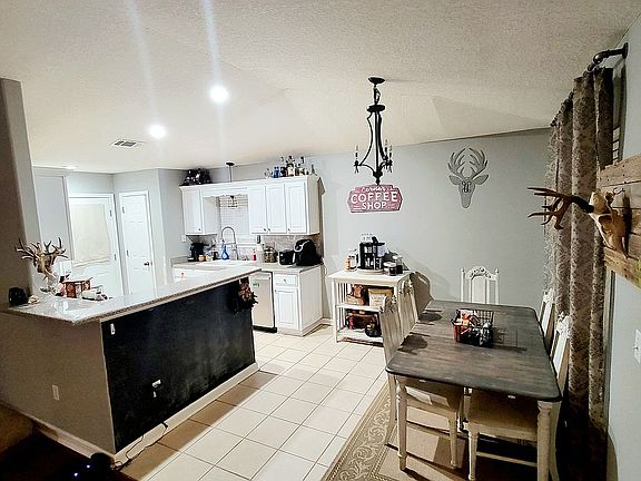 4th image of 1289 Meadow Ln SE