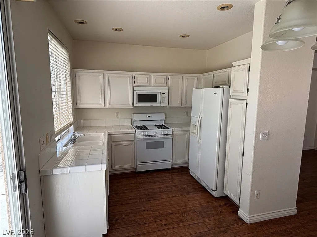 3 bed, 2.0 bath, 1134 sqft, $2,000 — Photo 4