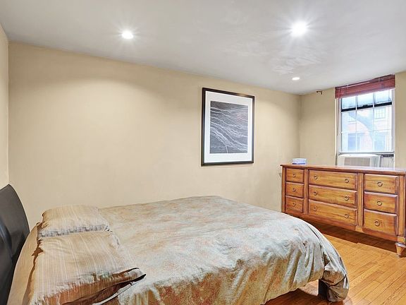 5th image of 207 W 21st St APT 2