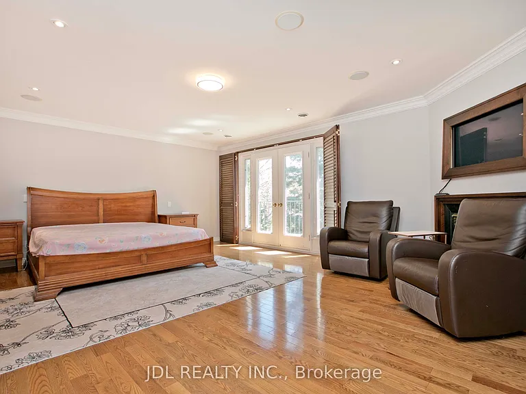 53 Aldershot Cres — Photo 19
