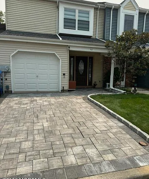 58 Thorne Ln — Photo 2