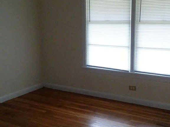 5th image of 111 E Hillcrest Dr