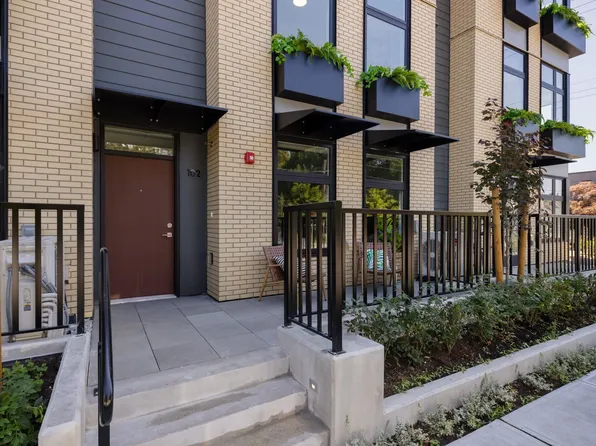 342 Mountain Hwy #102, North Vancouver, BC V7J 2K8