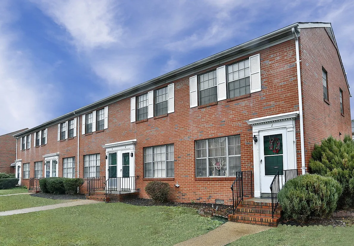 Townhouses of Chesterfield II — Photo 1