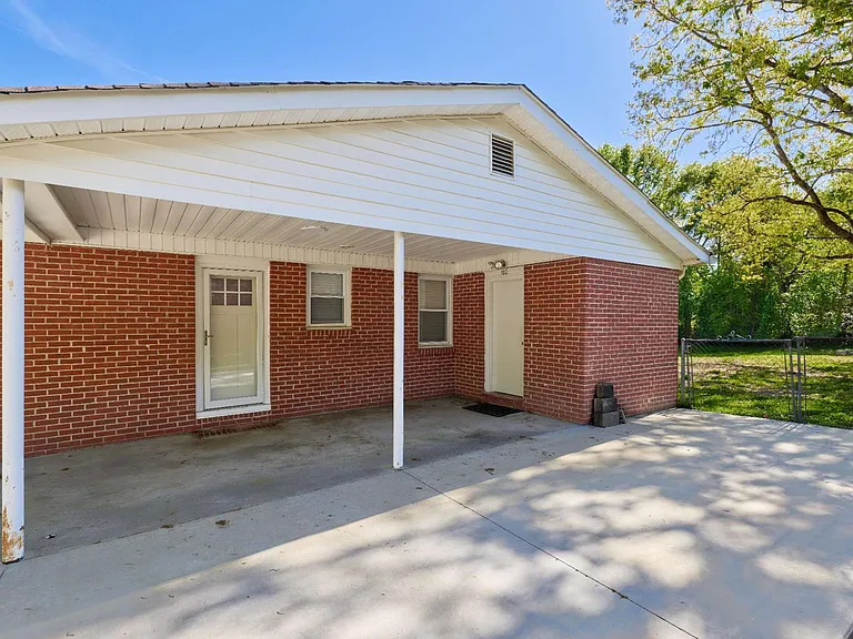 102 Tiffany Dr — Photo 16