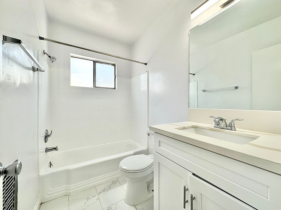 1st image of 6333 Whitsett Ave #32