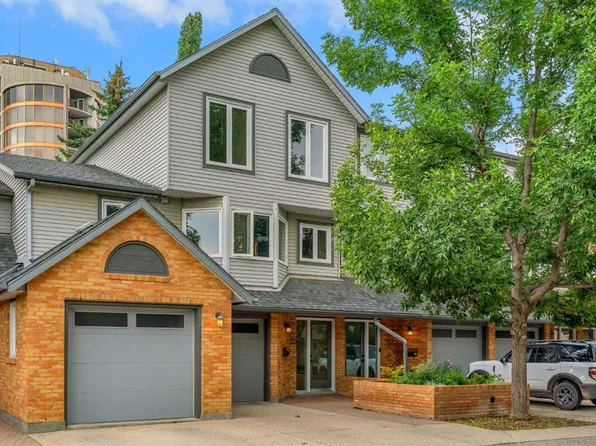 22 SE Coachway Grn SW, Calgary, AB T3H 1V8