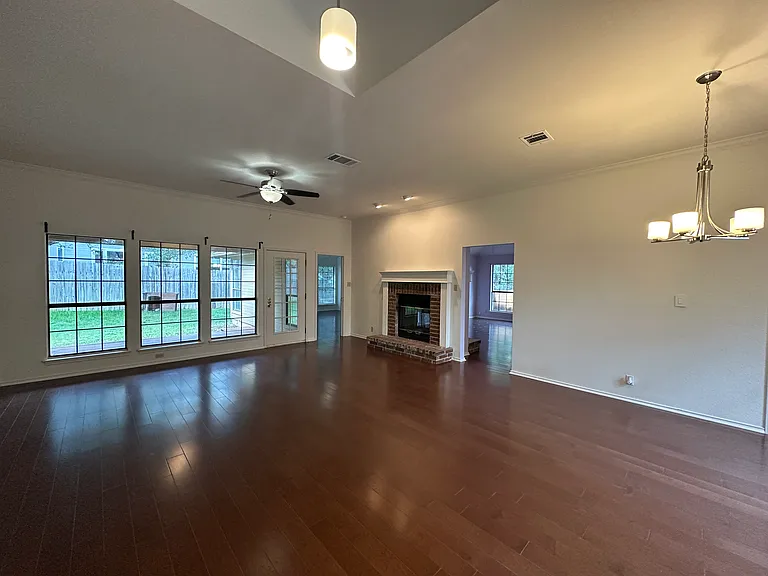 9100 Scotsman Dr — Photo 2