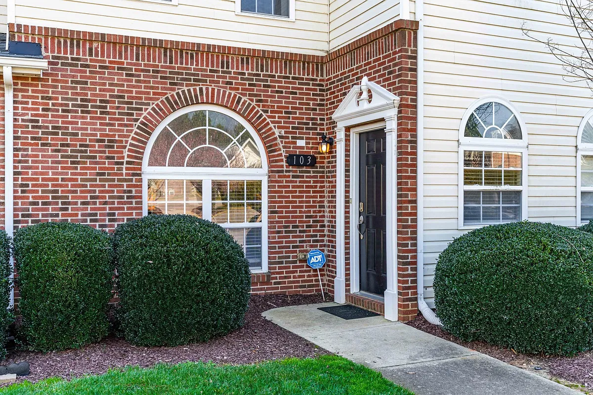 Building Photo - 2120 Piney Brook Rd #103