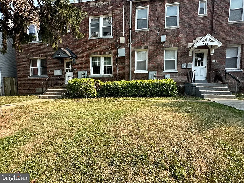 713 Irving St NE #3