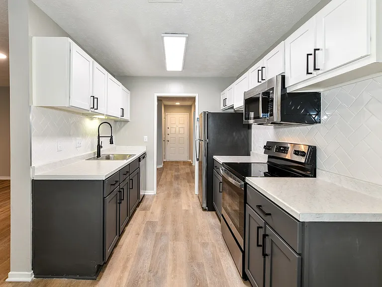 Kitchen with two-toned cabinets